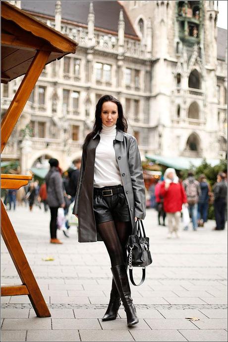Neues Fashion Outfit für den Münchener Weihnachtsmarkt am Marienplatz mit Mantel, Stiefeln und Hotpants