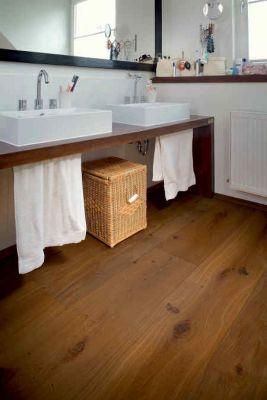 Ein hochwertiger Holzfußboden fühlt sich auch im Badezimmer wohl Foto vdp 