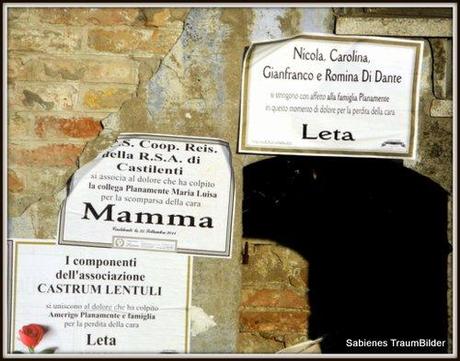 Todesanzeigen auf einer Mauer in Italien