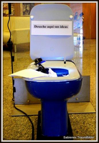Toilette für Ideen in einer Kunstausstellung