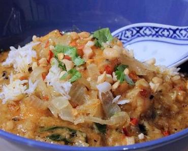 Scharfes Garnelen-Curry mit Pak Choi, Kokosfleisch und Erdnüssen