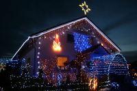 Haus mit festlicher Weihnachtsbeleuchtung
