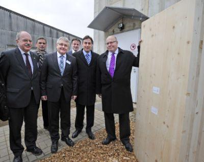 Bundesumweltminister Peter Altmaier  Niedersachsens Ministerpräsident David McAllister  weihten Timber Tower ein Quelle Henkel