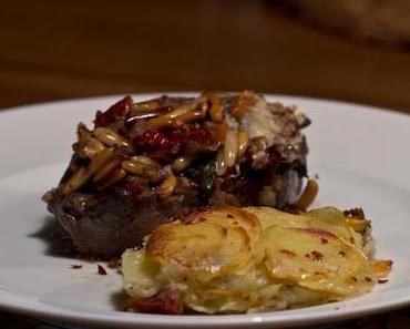 Toskanischer Hirsch mit Kartoffelgratin und Blattsalat mit Balsamico-Zwiebeln, Nüssen und Bacon