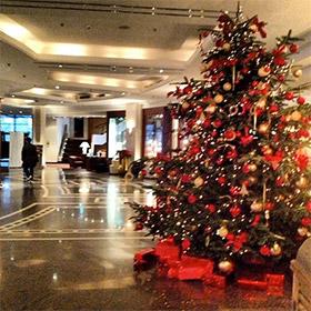 Die Weihnachtsdekoration und der Weihnachtsbaum im Westin Grand Hotel München
