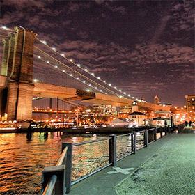 New York bei Nacht - die weltberühmte Brooklyn Bridge mit Lichtern