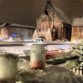 Nürnberger Christkindlesmarkt mit Glühwein und viel Schnee