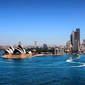 Wunderschönes Sydney, Australien mit dem Opernhaus, der Skyline, blauem Himmel - aufgenommen von der Harbour Bridge