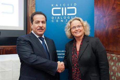 Claudia Bandion-Ortner bei der Eröffnung des Dialogzentrums mit Faisal Abdulrahman Bin Muaammar (KAICIID Generalsekretär),