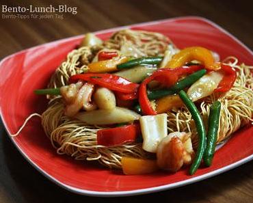 Knusprige Nudelnester mit Meeresfrüchte-Gemüse-Wok