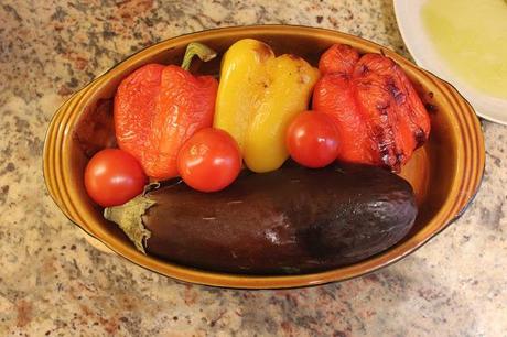 Gegrillte Auberginsalat mit Tomaten und Paprika / Karisik Patlican Salatasi