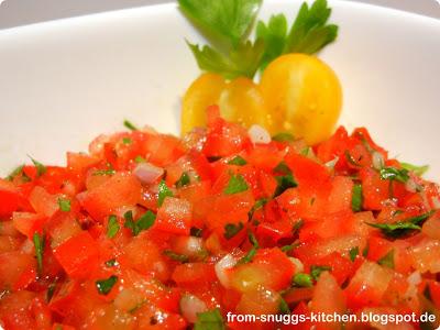 Scharfe Parmesan-Hackbällchen mit Tomatensalsa