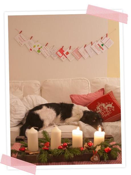 Was macht denn der Hund auf dem Sofa? Zeit für die Weihnachtspost. Wunderschöne Weihnachtspostkarten zum selberdrucken! Freebie/ Printable