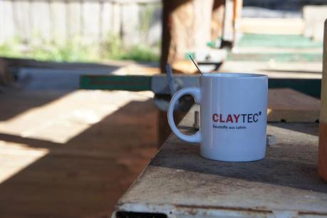 Vertrautes Utensil: CLAYTEC Kaffeepott auf der Werkbank