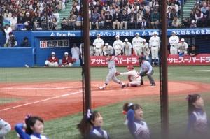Keio schlägt den Ball