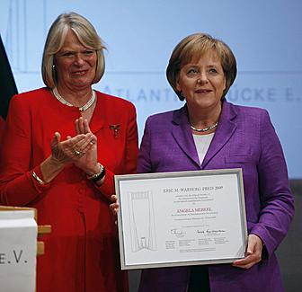 Vor dem Treffen mit US-Präsident Barack Obama wurde Angela Merkel am Donnerstagabend in der US-Hauptstadt für ihre Verdienste um das transatlantische Verhältnis der Eric-M.-Warburg-Preis verliehen.