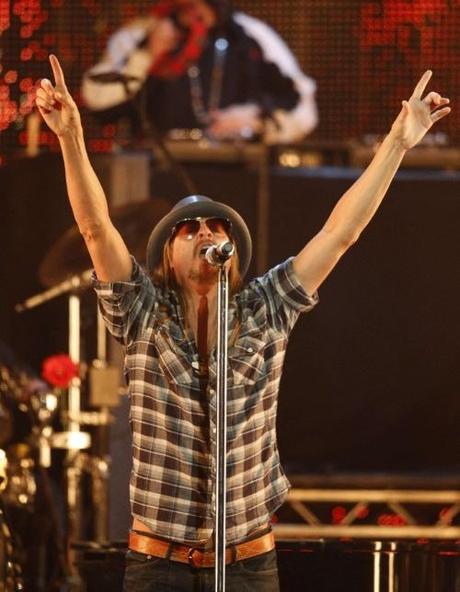 U.S. singer and musician Kid Rock performs during the MTV Europe Music Awards 2010 in Madrid, November 7, 2010. REUTERS/Andrea Comas  (SPAIN - Tags: ENTERTAINMENT)