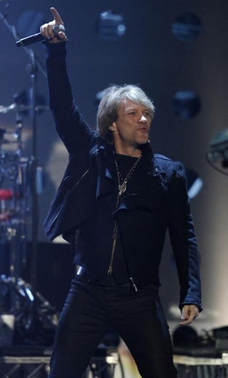 Singer Jon Bon Jovi of Bon Jovi performs during the MTV Europe Music Awards 2010 in Madrid November 7, 2010. REUTERS/Andrea Comas (SPAIN - Tags: ENTERTAINMENT)
