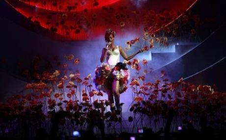 REFILE - CORRECTING NATIONALITY  Singer Rihanna of Barbados performs during the MTV Europe Music Awards 2010 in Madrid November 7, 2010. REUTERS/Andrea Comas (SPAIN - Tags: ENTERTAINMENT PROFILE SOCIETY)