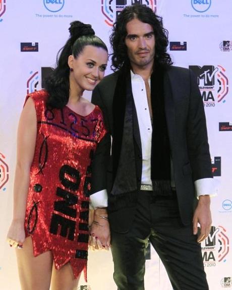 Singer Katy Perry (L) and her husband British actor Russell Brand pose on the red carpet as they arrive for the MTV Europe Music Awards 2010 in Madrid, November 7, 2010. REUTERS/Susana Vera  (SPAIN - Tags: ENTERTAINMENT SOCIETY PROFILE)