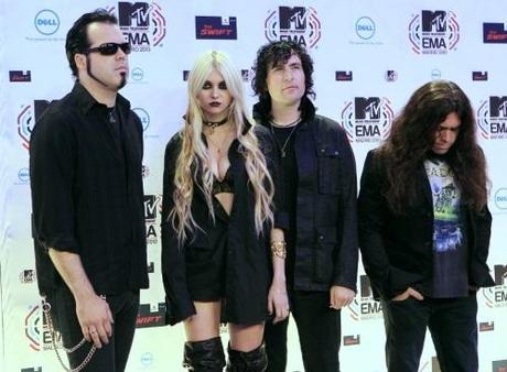 Singer Taylor Momsen (2nd L) poses with members of her band The Pretty Reckless on the red carpet as they arrive for the MTV Europe Music Awards 2010 in Madrid November 7, 2010 REUTERS/Susana Vera (SPAIN - Tags: ENTERTAINMENT)