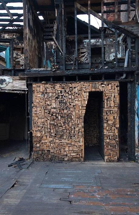 Catie Newell reanimiert verbranntes Haus