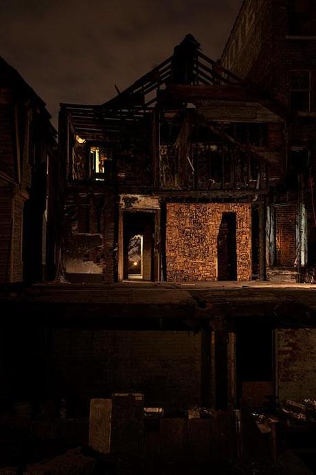 Catie Newell reanimiert verbranntes Haus