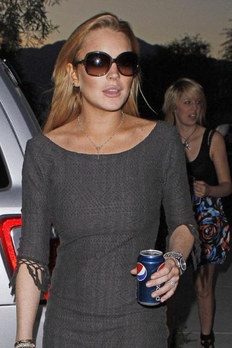 47640, PALM DESERT, CALIFORNIA - Thursday November 18, 2010. LOHAN OPTS FOR PEPSI OVER COKE: Lindsay Lohan leaves her outpatient house holding a Pepsi as she gets ready to have dinner with friends. Photograph:  David Tonnessen, PacificCoastNews.com