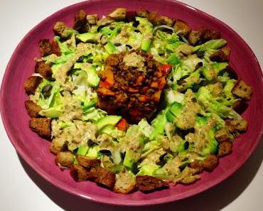 Salat mit Linsen-Kürbisgemüse und Brotwürfel