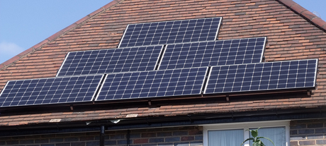 Immer häufigerer Anblick: Ein Hausdach mit Solarzellen