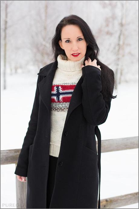 Blog München - Winter Outfit im Schnee - Hugo Boss Mantel, Wolford Strumpfhose