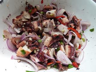 Oktopusssalat, griechisch angehaucht / Octopus Salad with a Greek Touch