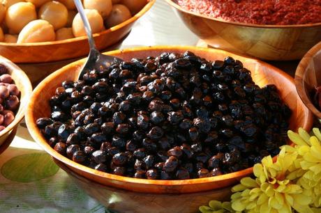 Schwarze Oliven für Tapenade