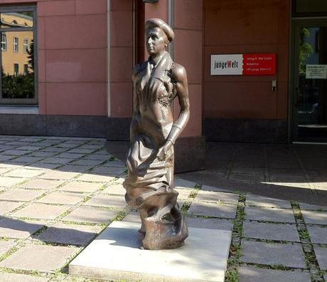 Statue der Rosa Luxemburg vor der Redaktion der jungen Welt.