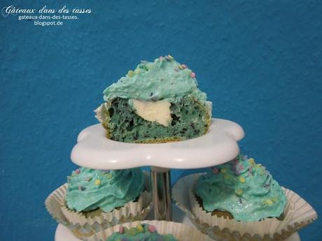 Blaue Blaubeercupcakes mit Rafaellocremefüllung und Blaubeer-Frischkäse-Frosting