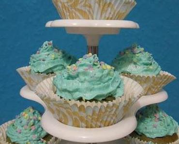 Blaue Blaubeercupcakes mit Rafaellocremefüllung und Blaubeer-Frischkäse-Frosting