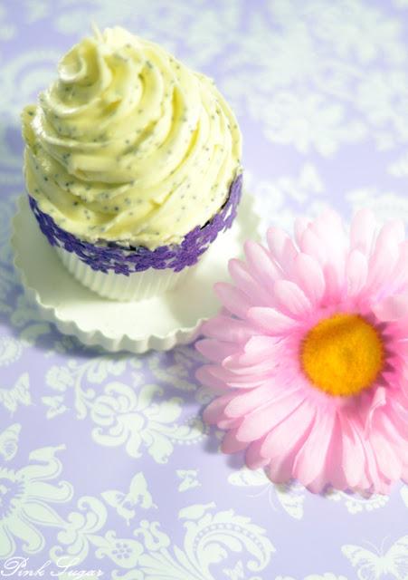 White chocolate cupcakes mit Mohn und Marzipan
