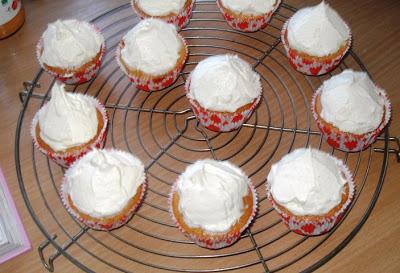 Limonaden-Cupcakes mit Vanillesahne