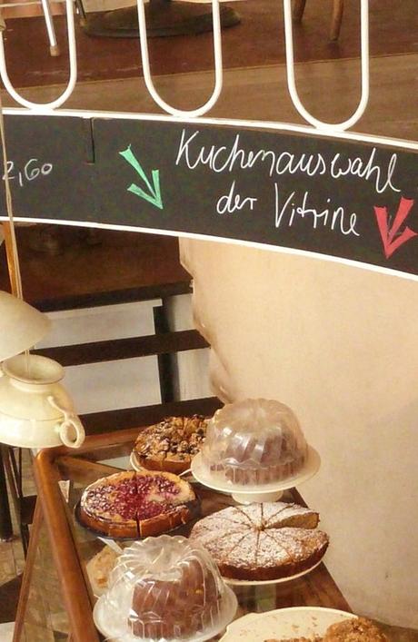 Kuchentheke im Café Hüftgold