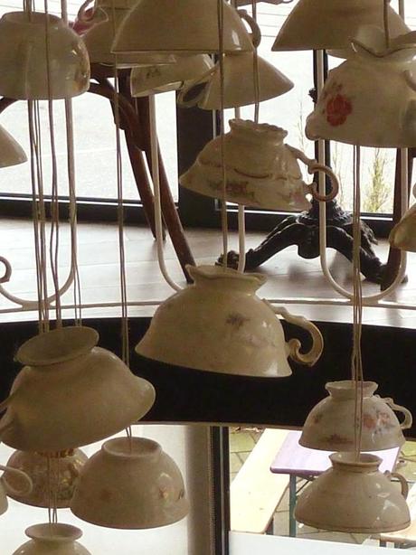 Lampe aus fliegenden Tassen im Café Hüftgold