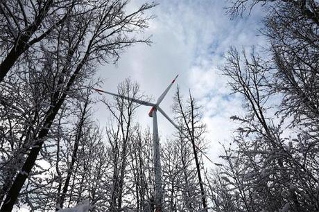 Die erste Windkraftanlage im Windpark Zöschingen ist bereits ans Netz angeschlossen
