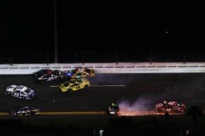 2013 NASCAR Sprint Unlimited crash segment 1 300x199 Kevin Harvick gewinnt das Sprint Unlimited in Daytona