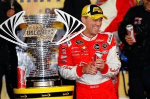 Sprint Unlimited Kevin Harvick With Trophy 300x199 Kevin Harvick gewinnt das Sprint Unlimited in Daytona