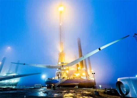 Installation der ersten beiden Sechs-Megawatt-Windenergieanlagen von Siemens