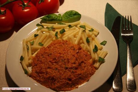 Vegane Pasta mit Tomaten-Basilikum-Sauce