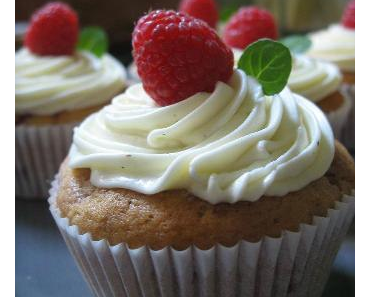 Vanilla Cupcakes mit Himbeeren und weißer Schokolade