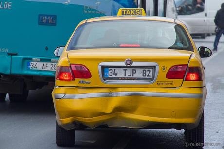Verbeultes Taxi in Istanbul