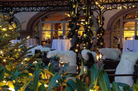 Felle und Lichtdekoration der Terrasse des Romantik Seehotels Sonne