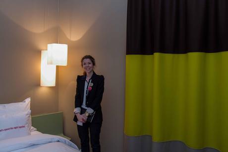 Hotel Manager Anita Vogler in einem 25hours Hotelzimmer