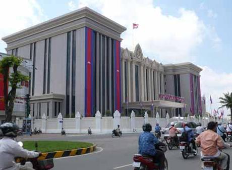 Regierungsgebaeude in Phnom Penh Der Aufbau der administrativen Verwaltung im Königreich